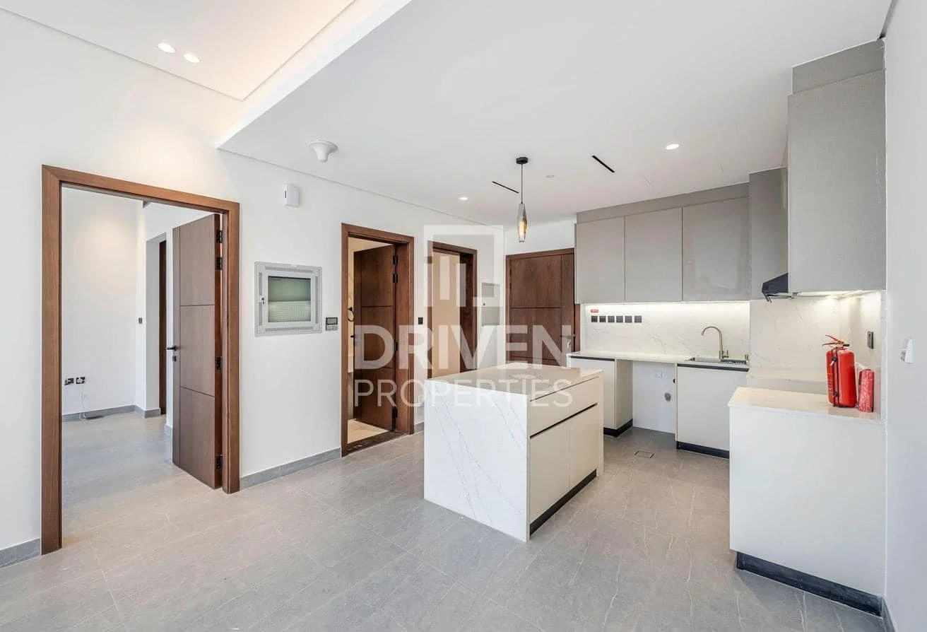 Arista One Residence, original listing photograph 2